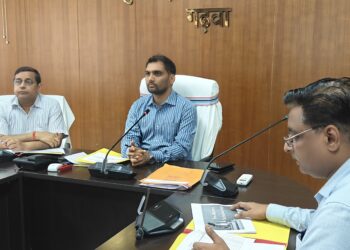 गढ़वा में कल्याण योजनाओं पर डीसी की सख्ती: समीक्षा बैठक में समयबद्ध कार्य और गुणवत्ता पर जोर!