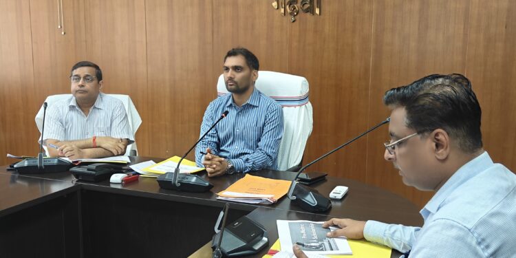 गढ़वा में कल्याण योजनाओं पर डीसी की सख्ती: समीक्षा बैठक में समयबद्ध कार्य और गुणवत्ता पर जोर!