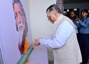 ‘दिशोम गुरु’ को राज्यपाल की श्रद्धांजलि: नेमरा में शिबू सोरेन को नमन, हेमंत सोरेन से बंधाया ढांढस!