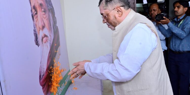 ‘दिशोम गुरु’ को राज्यपाल की श्रद्धांजलि: नेमरा में शिबू सोरेन को नमन, हेमंत सोरेन से बंधाया ढांढस!