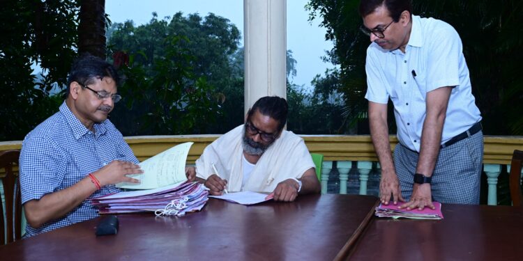 ‘पुत्र धर्म’ के साथ ‘राजधर्म’ का संकल्प: हेमंत सोरेन नेमरा से निभा रहे शिबू सोरेन के वादों को, शासन पर पैनी नजर!