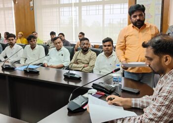 गढ़वा में जनता की पुकार पर डीसी की त्वरित कार्रवाई: जनता दरबार में धान भुगतान, आवास, और अतिक्रमण की समस्याओं पर सख्त निर्देश!