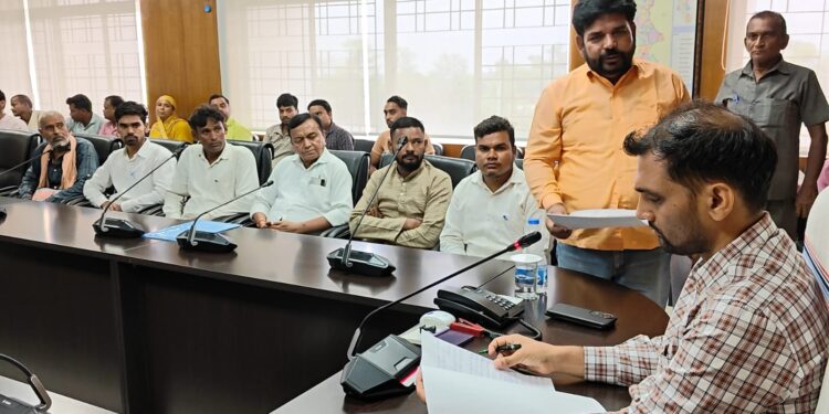 गढ़वा में जनता की पुकार पर डीसी की त्वरित कार्रवाई: जनता दरबार में धान भुगतान, आवास, और अतिक्रमण की समस्याओं पर सख्त निर्देश!