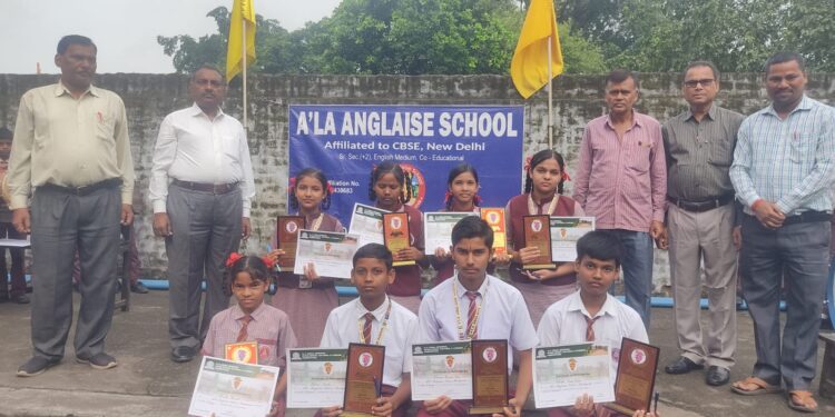 ए’ला एंगलाइज़ स्कूल में ओ.पी. जिंदल फाउंडर डे का जोश: इंटरस्कूल और राखी मेकिंग प्रतियोगिता में विजेताओं का धमाकेदार सम्मान!