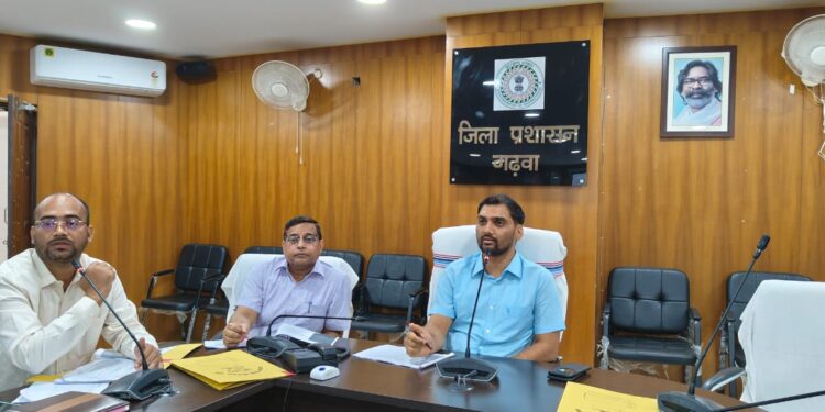 गढ़वा में शिक्षा को नया आयाम: उपायुक्त दिनेश यादव की सख्ती से स्कूलों में सुधार की रफ्तार, मध्याह्न भोजन पर विशेष फोकस!