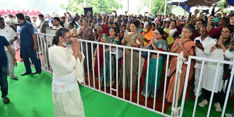 नेमरा में ‘दिशोम गुरु’ को सलाम: शिबू सोरेन को श्रद्धांजलि देने उमड़ा जनसैलाब, हेमंत सोरेन से मिले लोग!