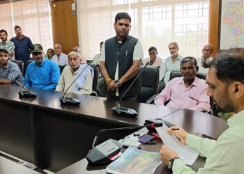 गढ़वा में जनता दरबार: उपायुक्त ने सुनीं आमजन की समस्याएं, त्वरित समाधान के दिए निर्देश!