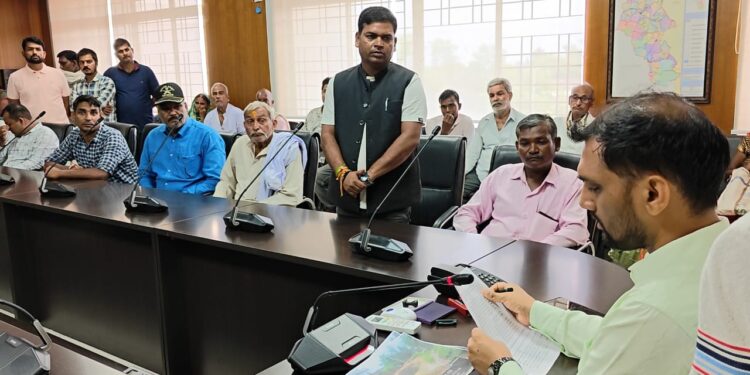 गढ़वा में जनता दरबार: उपायुक्त ने सुनीं आमजन की समस्याएं, त्वरित समाधान के दिए निर्देश!