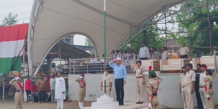 गढ़वा में स्वतंत्रता दिवस की जोश भरी तैयारी: टाऊन हॉल में झंडोत्तोलन और परेड का पूर्वाभ्यास, अनुमंडल पदाधिकारी ने बढ़ाया हौसला!