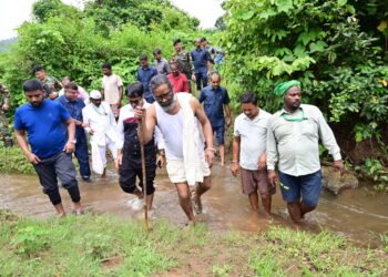 नेमरा की गलियों में हेमंत सोरेन का सादगी भरा अंदाज: ‘दिशोम गुरु’ की परछाई, जल-जंगल-जमीन से गहरा नाता!