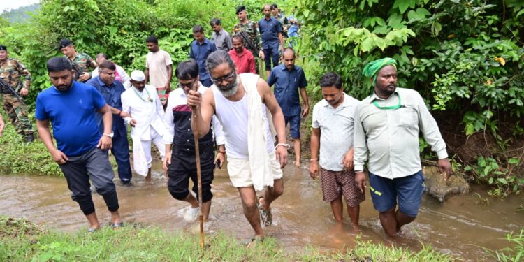 नेमरा की गलियों में हेमंत सोरेन का सादगी भरा अंदाज: ‘दिशोम गुरु’ की परछाई, जल-जंगल-जमीन से गहरा नाता!