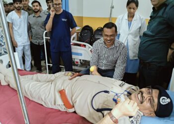 डीआईजी पलामू ने किया रक्तदान, ‘आशी केयर हॉस्पिटल’ के शिविर में उमड़े लोग