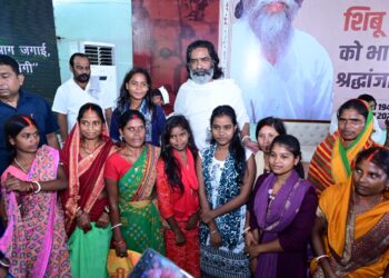 मुख्यमंत्री हेमन्त सोरेन से मिलने उमड़ा जनसैलाब, ‘गुरुजी’ को दी भावुक श्रद्धांजलि