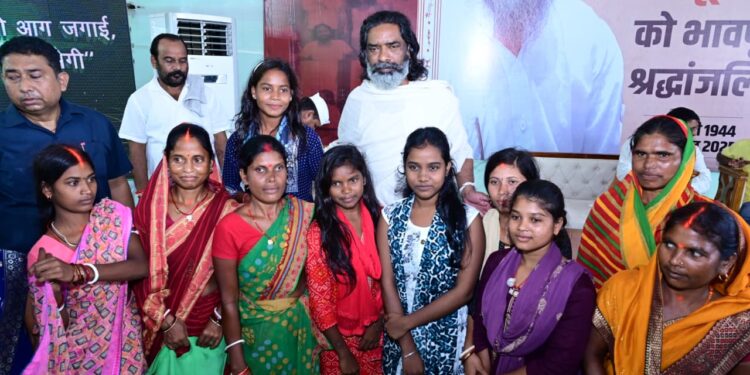 मुख्यमंत्री हेमन्त सोरेन से मिलने उमड़ा जनसैलाब, ‘गुरुजी’ को दी भावुक श्रद्धांजलि