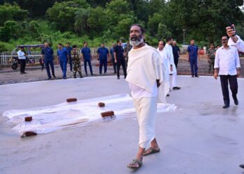 सीएम हेमन्त सोरेन ने खुद ई-रिक्शा चलाकर ली ‘श्राद्ध कर्म’ की तैयारियों की जानकारी