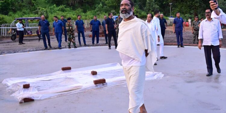 सीएम हेमन्त सोरेन ने खुद ई-रिक्शा चलाकर ली ‘श्राद्ध कर्म’ की तैयारियों की जानकारी