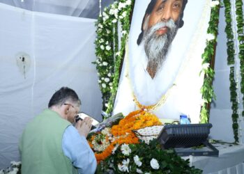 नेमरा में भावभीनी श्रद्धांजलि: दिशोम गुरु शिबू सोरेन जी के संस्कार भोज में शामिल हुए राज्यपाल