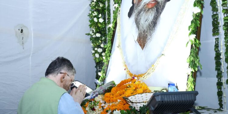 नेमरा में भावभीनी श्रद्धांजलि: दिशोम गुरु शिबू सोरेन जी के संस्कार भोज में शामिल हुए राज्यपाल