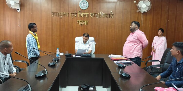 गढ़वा में जनता की पुकार: उपायुक्त दिनेश यादव ने जनता दरबार में सुनीं समस्याएं, त्वरित कार्रवाई के निर्देश