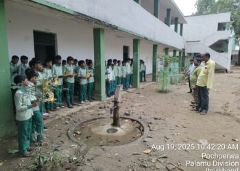 सड़क पर सुरक्षित भविष्य: गढ़वा में छात्रों को यातायात नियमों की प्रेरक जागरूकता