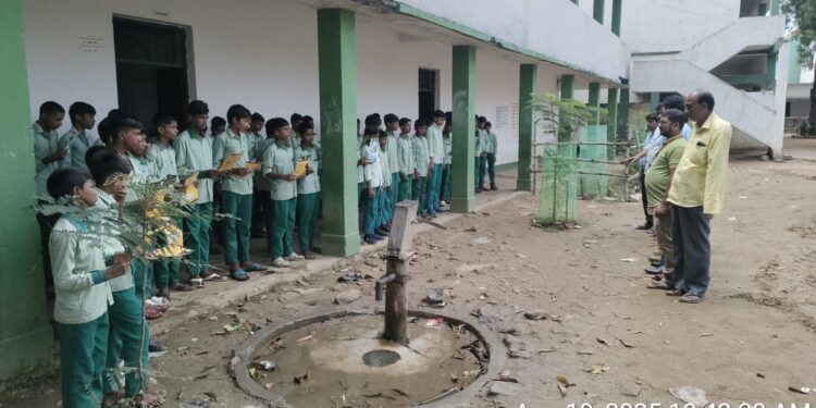 सड़क पर सुरक्षित भविष्य: गढ़वा में छात्रों को यातायात नियमों की प्रेरक जागरूकता