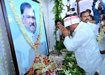 रामदास सोरेन को भावभीनी श्रद्धांजलि: हेमन्त सोरेन की घोड़ाबांधा में मार्मिक विदाई