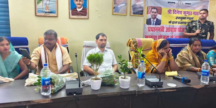 अबुआ आवास की सौगात: गढ़वा में लमारी कला के लाभुकों का गृह प्रवेश, उपायुक्त ने बांटी खुशियां!