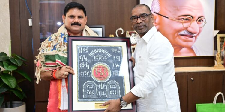 झारखंड की माटी की पुकार: मुख्यमंत्री हेमन्त सोरेन ने केंद्रीय मंत्री सतीश दुबे से की खनन और पुनर्वास पर सख्त चर्चा!