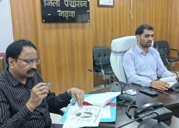 गढ़वा में खाद्यान्न वितरण पर सख्त नजर: उपायुक्त दिनेश यादव की समीक्षा बैठक, पीवीटीजी परिवारों को शत-प्रतिशत राशन का आदेश!