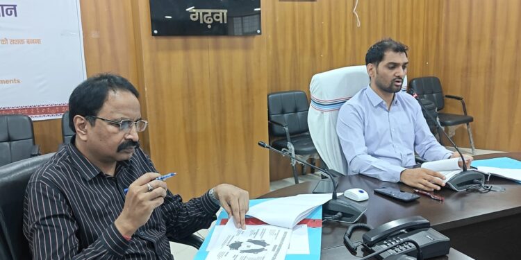 गढ़वा में खाद्यान्न वितरण पर सख्त नजर: उपायुक्त दिनेश यादव की समीक्षा बैठक, पीवीटीजी परिवारों को शत-प्रतिशत राशन का आदेश!