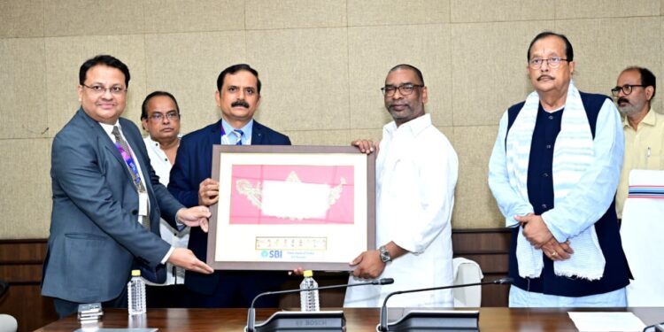 मुख्यमंत्री हेमन्त सोरेन का बड़ा कदम: झारखंड के तीन दिवंगत कर्मियों के परिजनों को सौंपा 1-1 करोड़ का चेक!