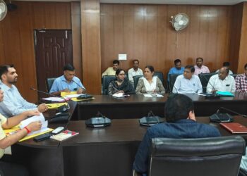 गढ़वा में स्वास्थ्य सेवाओं को नई दिशा: उपायुक्त दिनेश यादव की समीक्षा बैठक, हर नागरिक तक गुणवत्ता की गारंटी!