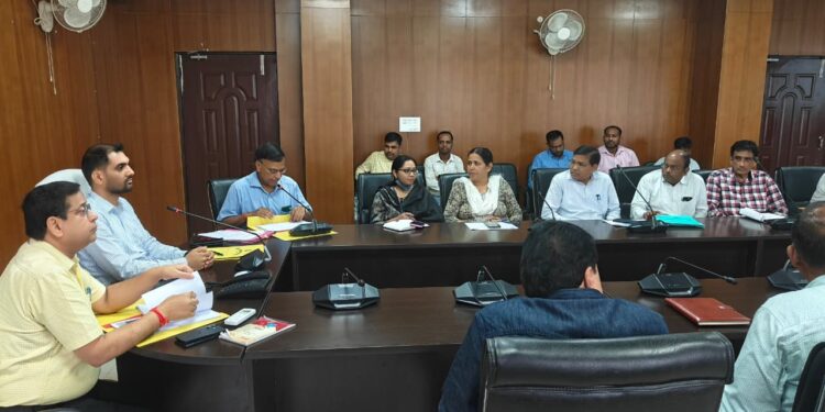 गढ़वा में स्वास्थ्य सेवाओं को नई दिशा: उपायुक्त दिनेश यादव की समीक्षा बैठक, हर नागरिक तक गुणवत्ता की गारंटी!