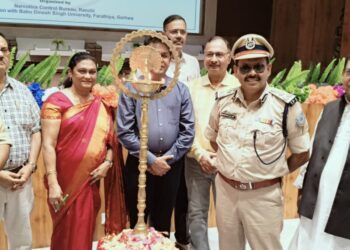 नशे से मुक्त हो गढ़वा: डीआईजी नौशाद आलम की जोरदार अपील, बाबू दिनेश सिंह यूनिवर्सिटी में जागरूकता की लहर!