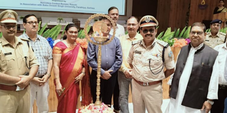 नशे से मुक्त हो गढ़वा: डीआईजी नौशाद आलम की जोरदार अपील, बाबू दिनेश सिंह यूनिवर्सिटी में जागरूकता की लहर!
