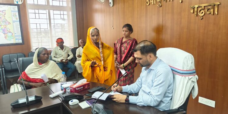 गढ़वा में जनता की पुकार पर उपायुक्त का एक्शन: पेंशन, आवास, और भूमि विवाद की शिकायतों पर त्वरित कार्रवाई के आदेश!