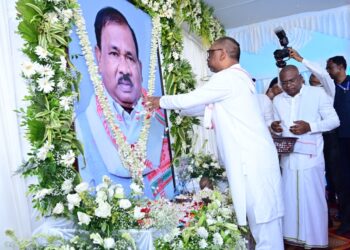 रामदास सोरेन को भावपूर्ण श्रद्धांजलि: मुख्यमंत्री हेमन्त सोरेन और कल्पना सोरेन ने घोड़ाबांधा में संस्कार भोज में की शिरकत!