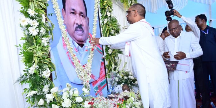 रामदास सोरेन को भावपूर्ण श्रद्धांजलि: मुख्यमंत्री हेमन्त सोरेन और कल्पना सोरेन ने घोड़ाबांधा में संस्कार भोज में की शिरकत!