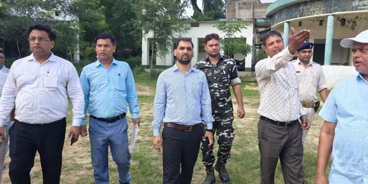 नगर ऊंटरी में प्रशासन की सख्ती: उपायुक्त दिनेश यादव का छात्रावास-प्रखंड भवन निरीक्षण, जर्जर भवनों पर त्वरित कार्रवाई का आदेश!
