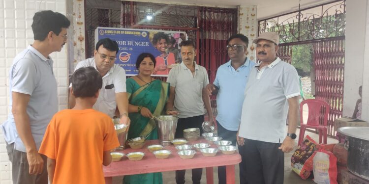 रामगढ़ में सेवा का उत्सव: लायंस क्लब भुरकुंडा का भंडारा और टीकाकरण अभियान!