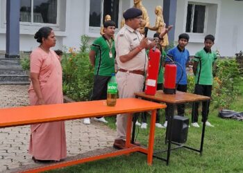 सेंट फ्रांसिस स्कूल में अग्नि सुरक्षा की नई पहल: मॉक ड्रिल से छात्रों में जागी सतर्कता!