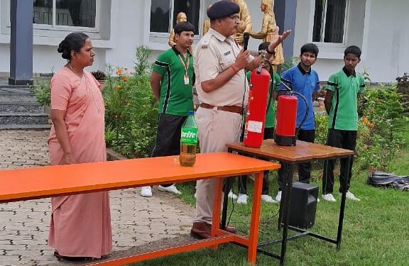 सेंट फ्रांसिस स्कूल में अग्नि सुरक्षा की नई पहल: मॉक ड्रिल से छात्रों में जागी सतर्कता!