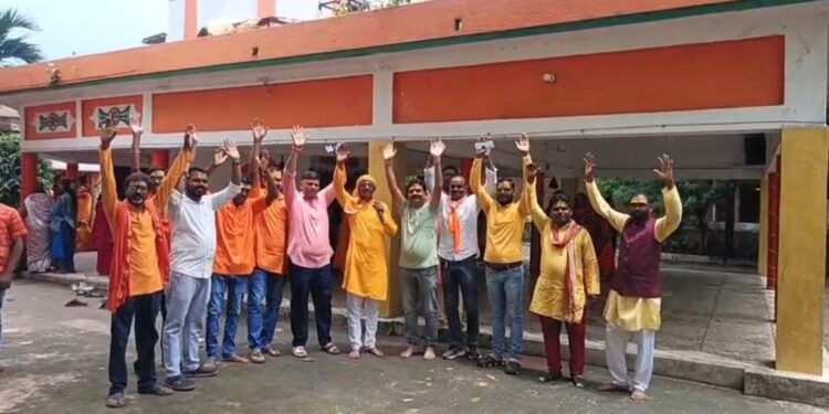 सावन का भक्तिमय उत्सव: भुरकुंडा चीकोर में भव्य कलश यात्रा, शिव-पार्वती झांकी और भस्म डांस की धूम!