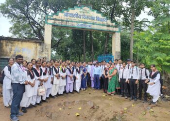 समावेशी शिक्षा की अनूठी पहल: राधा गोविंद विश्वविद्यालय के छात्रों ने सुकरीगढ़ा विकलांग विद्यालय में बांटा प्यार और प्रेरणा!