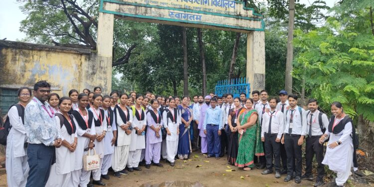 समावेशी शिक्षा की अनूठी पहल: राधा गोविंद विश्वविद्यालय के छात्रों ने सुकरीगढ़ा विकलांग विद्यालय में बांटा प्यार और प्रेरणा!