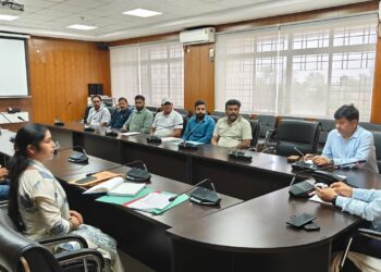 गढ़वा में यूरिया खाद की कालाबाजारी पर सख्ती: उपायुक्त ने थोक विक्रेताओं को दी कड़ी चेतावनी