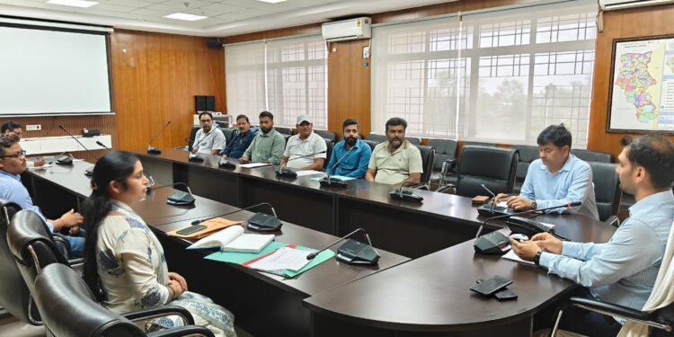 गढ़वा में यूरिया खाद की कालाबाजारी पर सख्ती: उपायुक्त ने थोक विक्रेताओं को दी कड़ी चेतावनी