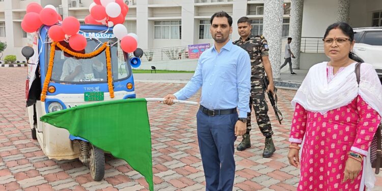 गढ़वा में किसानों के लिए सुरक्षा कवच: उपायुक्त ने बिरसा फसल बीमा जागरूकता रथ को दिखाई हरी झंडी