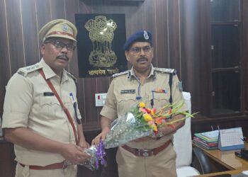 पलामू में डीआईजी नौशाद आलम का सख्त रुख: विश्रामपुर SDPO कार्यालय का निरीक्षण, अनुशासन की तारीफ, नए पद का प्रस्ताव!