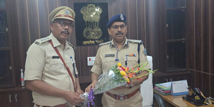 पलामू में डीआईजी नौशाद आलम का सख्त रुख: विश्रामपुर SDPO कार्यालय का निरीक्षण, अनुशासन की तारीफ, नए पद का प्रस्ताव!